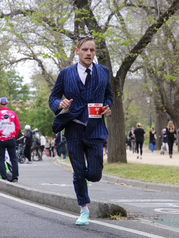 Endurance in motion: lightweight Merino suiting engineered for breathability, elasticity and comfort across the full marathon distance.